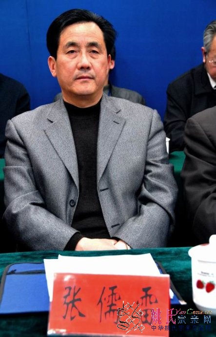 陕县县政府张儒雷县长在主席台上.jpg